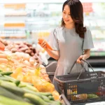 日本の安いスーパーで買い物をしている女性
