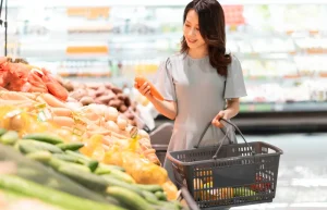 日本の安いスーパーで買い物をしている女性