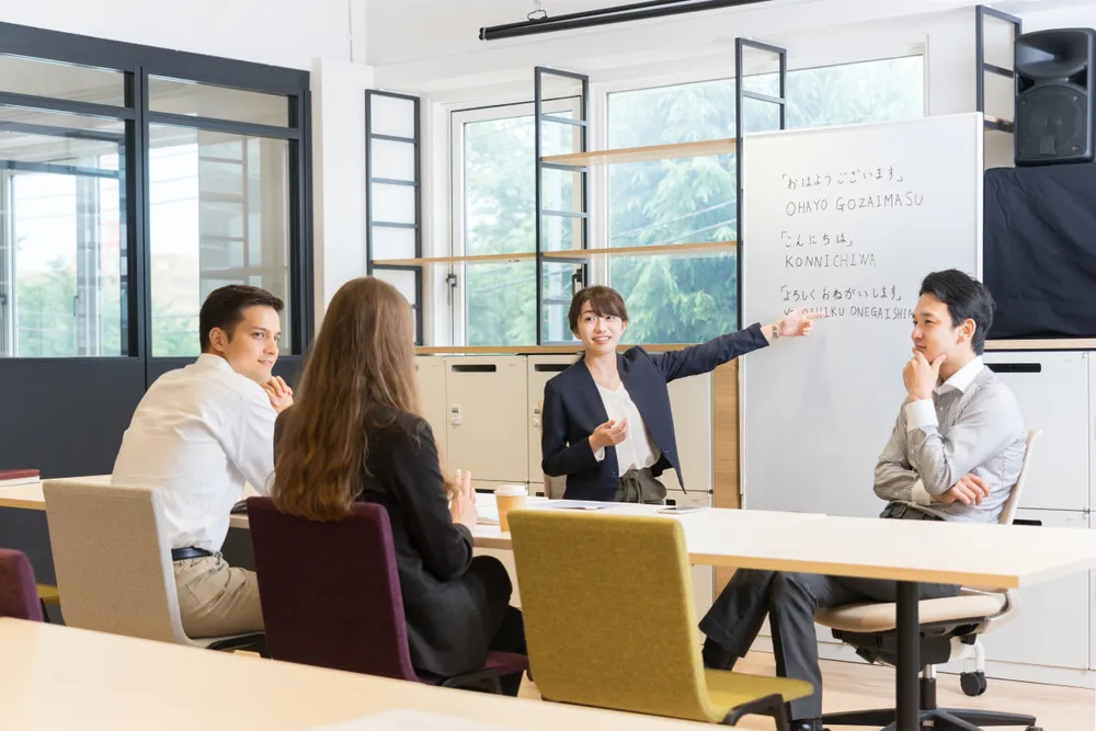 日本語の自動詞と他動詞について学ぶ外国人たち