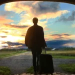 日本への移住に踏み出している男性の後ろ姿
