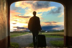 日本への移住に踏み出している男性の後ろ姿