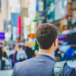 就活中の外国人男性の後ろ姿