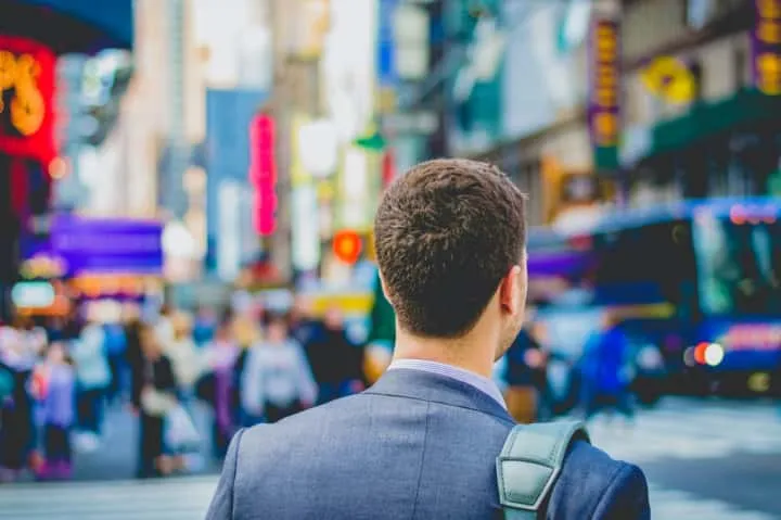 就活中の外国人男性の後ろ姿