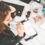ワーキングホリデービザで働くことを検討中の外国人女性