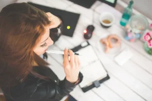 ワーキングホリデービザで働くことを検討中の外国人女性