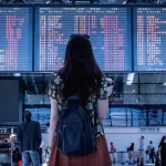 日本に到着したばかりの外国人女性の後ろ姿