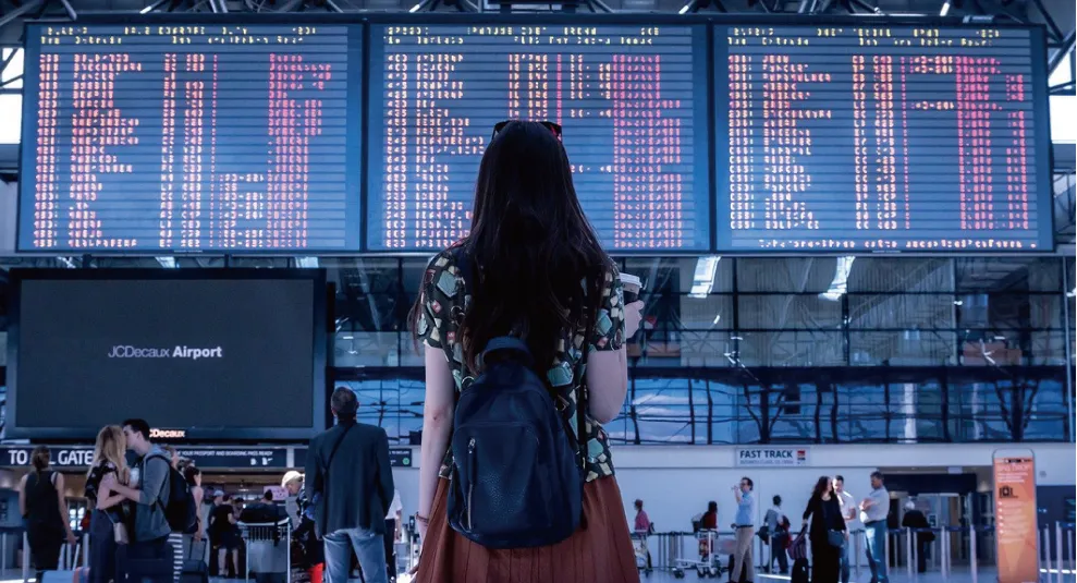 日本に到着したばかりの外国人女性の後ろ姿
