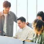 日本語学校で日本語を学ぶ外国人