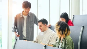 日本語学校で日本語を学ぶ外国人