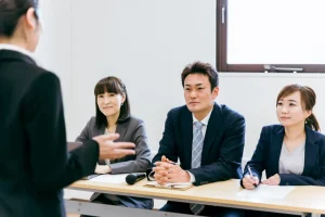 就職面接中の面接官たち