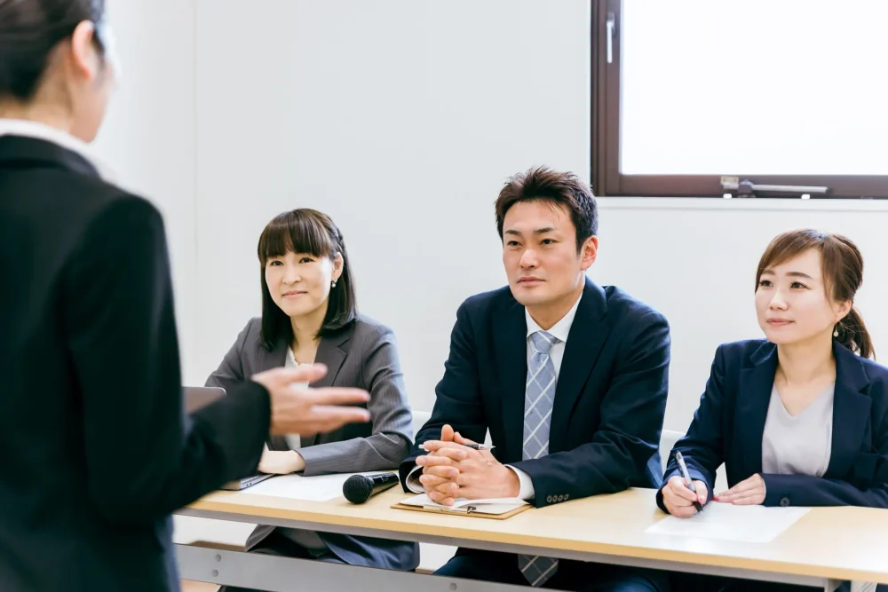 就職面接中の面接官たち